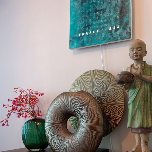 Tafel met bronzen vazen en beeld