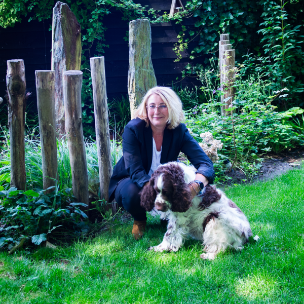 Foto van Margret met hond in de tuin